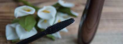 Увы, без эффекта драмы, но хороший вариант на каждый день -  тушь от Lancome Hypnôse Volume à Porter 01