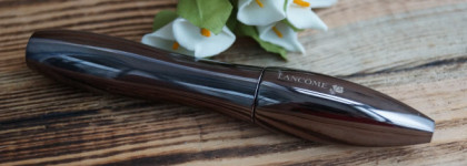 Увы, без эффекта драмы, но хороший вариант на каждый день -  тушь от Lancome Hypnôse Volume à Porter 01