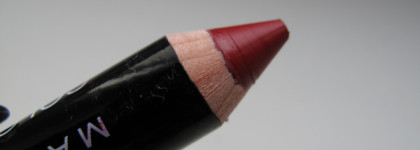 Russian red, но дешево и сердито: Помада-Карандаш для губ Color drama intense velvet lip pencil в оттенке 510 red essential, Maybelline New York