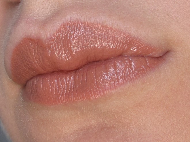 Бохо в помощь: губная помада Lasting Finish Lipstick by Kate Anniversary, тон 056 Boho Nude, Rimmel