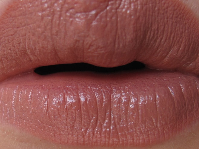 Бохо в помощь: губная помада Lasting Finish Lipstick by Kate Anniversary, тон 056 Boho Nude, Rimmel