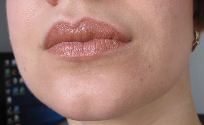 Бохо в помощь: губная помада Lasting Finish Lipstick by Kate Anniversary, тон 056 Boho Nude, Rimmel
