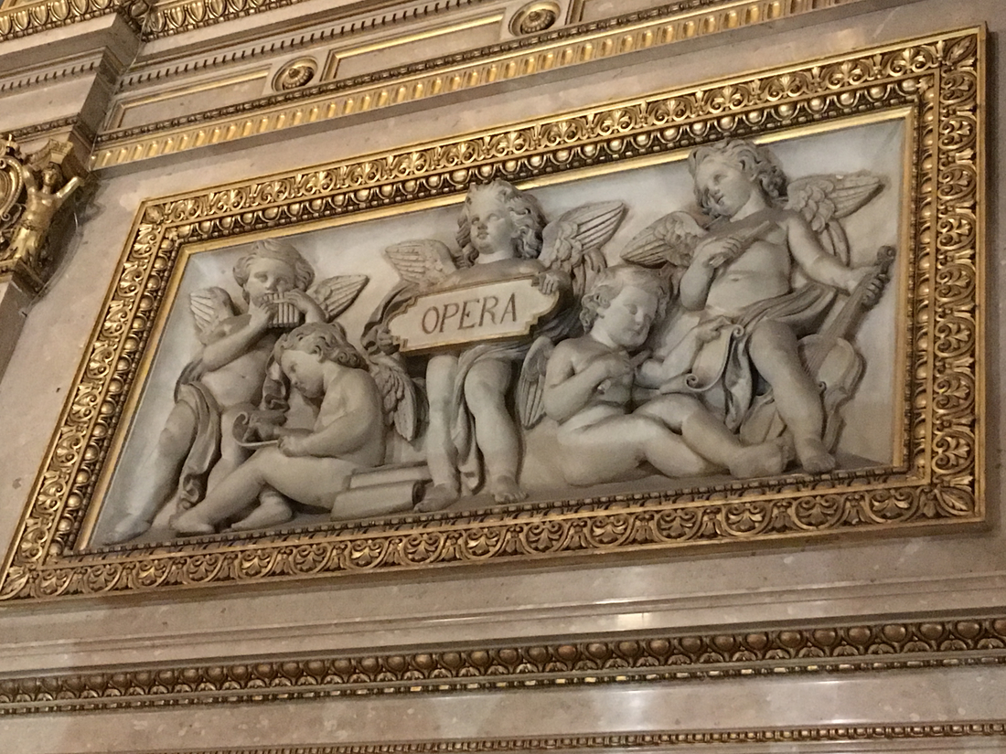 В одном из коридоров венской оперы. фото из личного архива