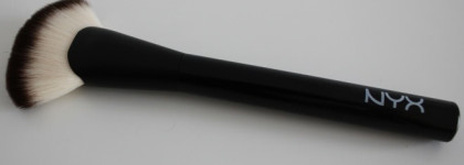 Естественное скульптурирование от NYX с помощью High Definition Blush #22 и Pro Fan Brush #06