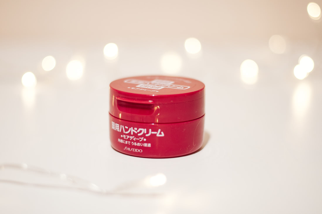 Shiseido увлажняющий. Shiseido уходовая косметика. Шисейдо крем для рук. Shiseido крем в красной баночке. Японский крем в красной баночке.