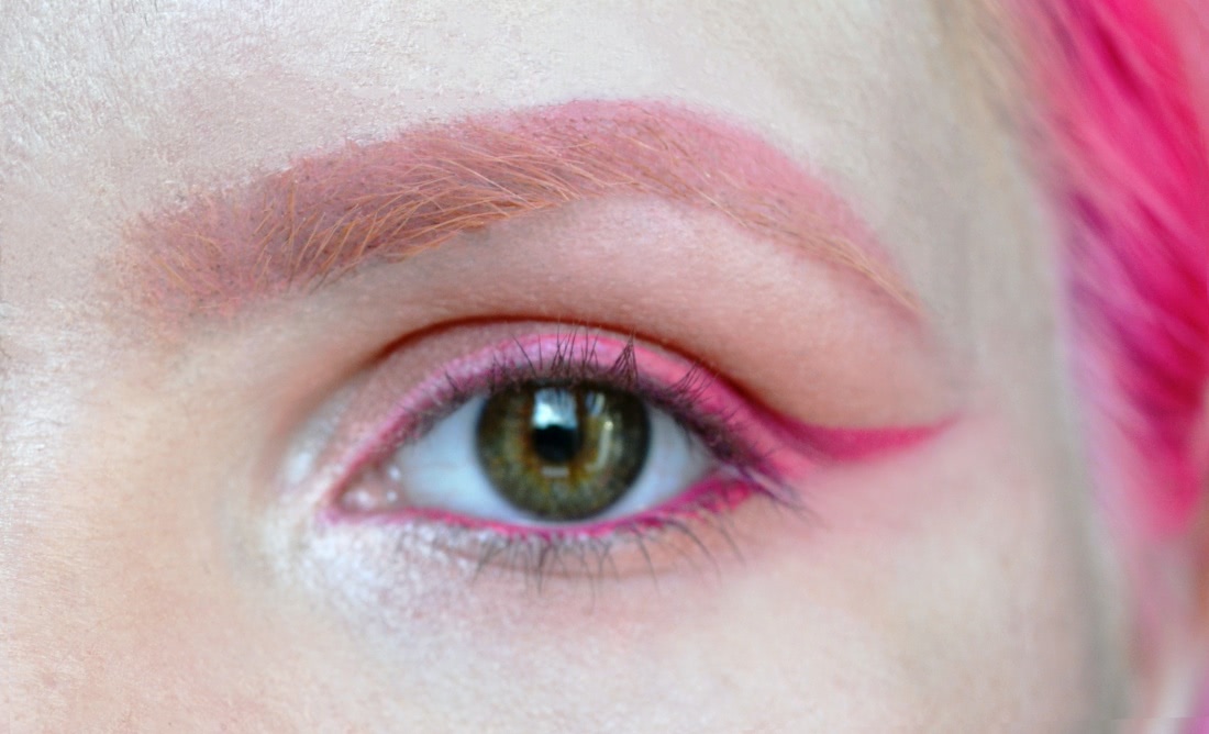 Макияж с розовым оттенком волос