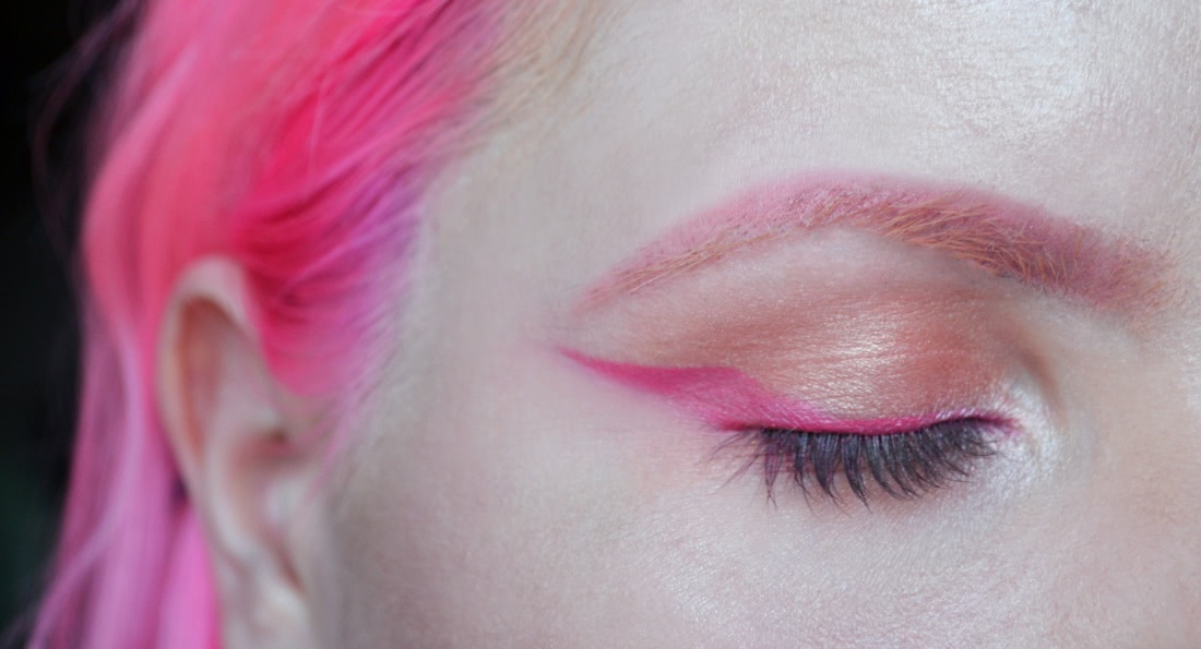 Макияж с розовым оттенком волос thumbnail