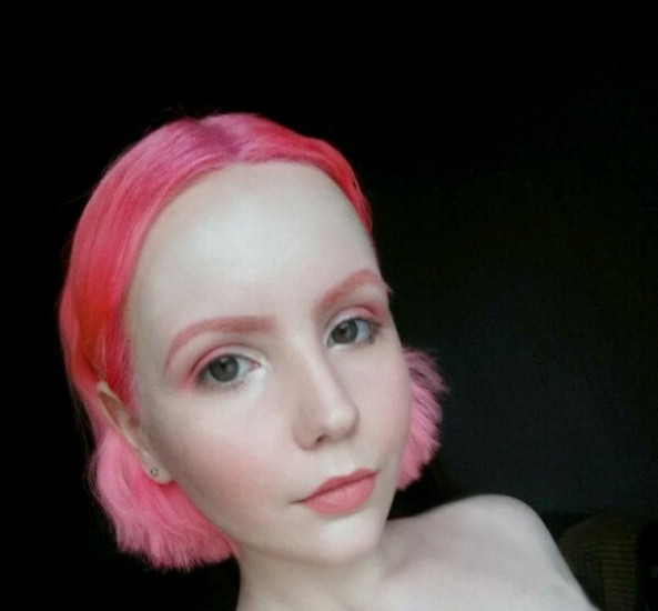 Макияж с розовым оттенком волос