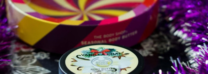 The Body Shop Подарочный набор масел для тела «Рождественская коллекция»: Морозные ягоды, Зимняя слива, Ванильный чай; отшелушивающее полотенце розовое