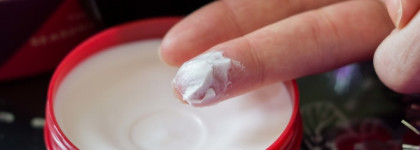 The Body Shop Подарочный набор масел для тела «Рождественская коллекция»: Морозные ягоды, Зимняя слива, Ванильный чай; отшелушивающее полотенце розовое