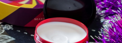 The Body Shop Подарочный набор масел для тела «Рождественская коллекция»: Морозные ягоды, Зимняя слива, Ванильный чай; отшелушивающее полотенце розовое