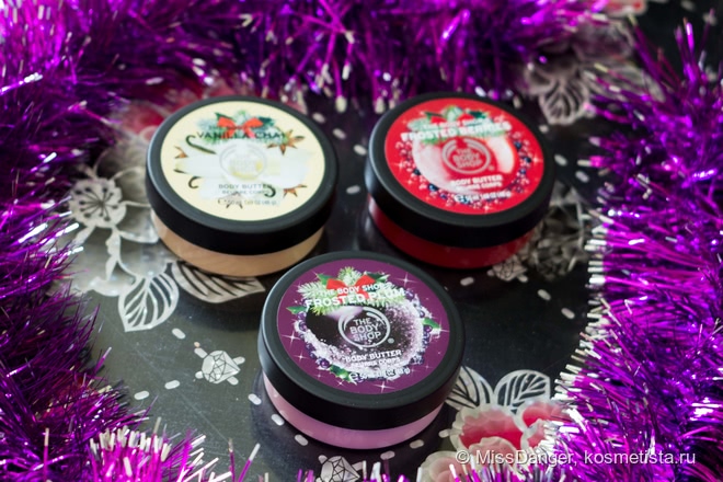The Body Shop Подарочный набор масел для тела «Рождественская коллекция»: Морозные ягоды, Зимняя слива, Ванильный чай; отшелушивающее полотенце розовое