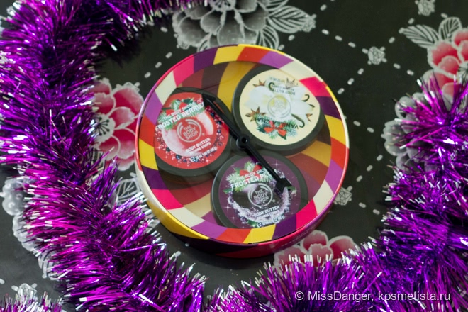 The Body Shop Подарочный набор масел для тела «Рождественская коллекция»: Морозные ягоды, Зимняя слива, Ванильный чай; отшелушивающее полотенце розовое