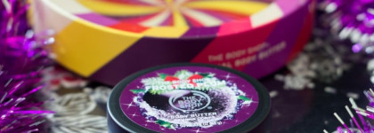 The Body Shop Подарочный набор масел для тела «Рождественская коллекция»: Морозные ягоды, Зимняя слива, Ванильный чай; отшелушивающее полотенце розовое