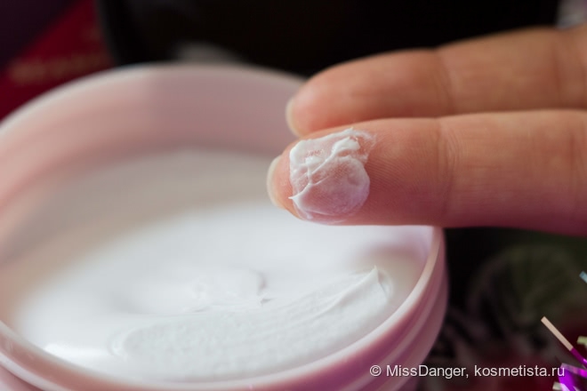 The Body Shop Подарочный набор масел для тела «Рождественская коллекция»: Морозные ягоды, Зимняя слива, Ванильный чай; отшелушивающее полотенце розовое