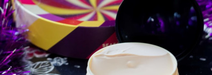 The Body Shop Подарочный набор масел для тела «Рождественская коллекция»: Морозные ягоды, Зимняя слива, Ванильный чай; отшелушивающее полотенце розовое