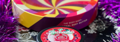 The Body Shop Подарочный набор масел для тела «Рождественская коллекция»: Морозные ягоды, Зимняя слива, Ванильный чай; отшелушивающее полотенце розовое