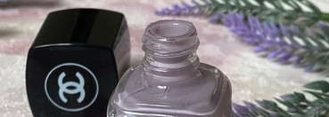 В лавандовых тонах стойкий лак для ногтей Le Vernis от Chanel