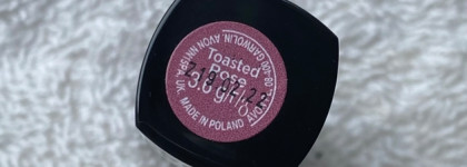 Увлажняющая кремовая губная помада "Ультра" от Avon