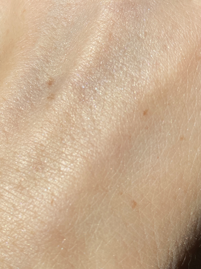 Рассыпчатая сияющая пудра Skin Cult Glow Loose Powder от DIVAGE свотчи