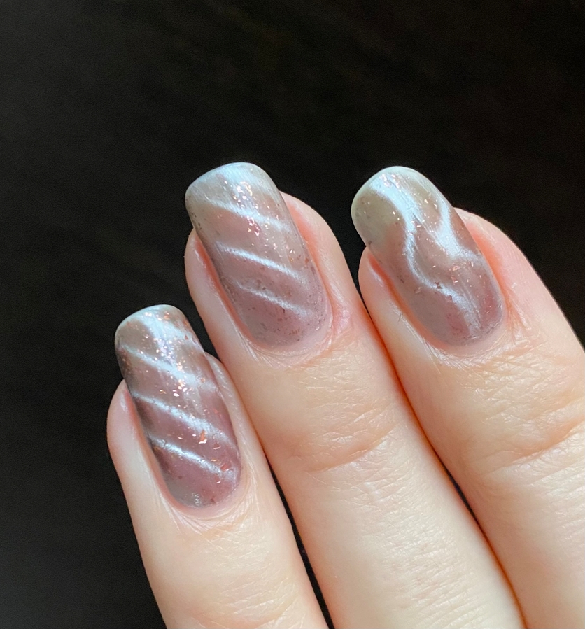 Лечебное покрытие для ногтей с эффектом «кошачий глаз» Silky Cat от Step in Style Color. Свотчи в один слой