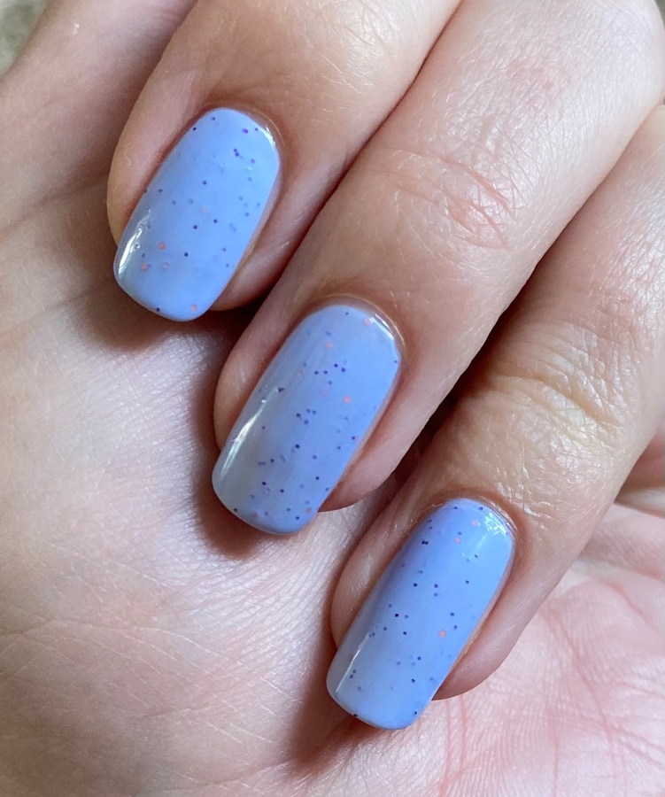 Лак для ногтей Nabyo в оттенке 1093 «Первая вкладка». Свотчи в 2 слоя