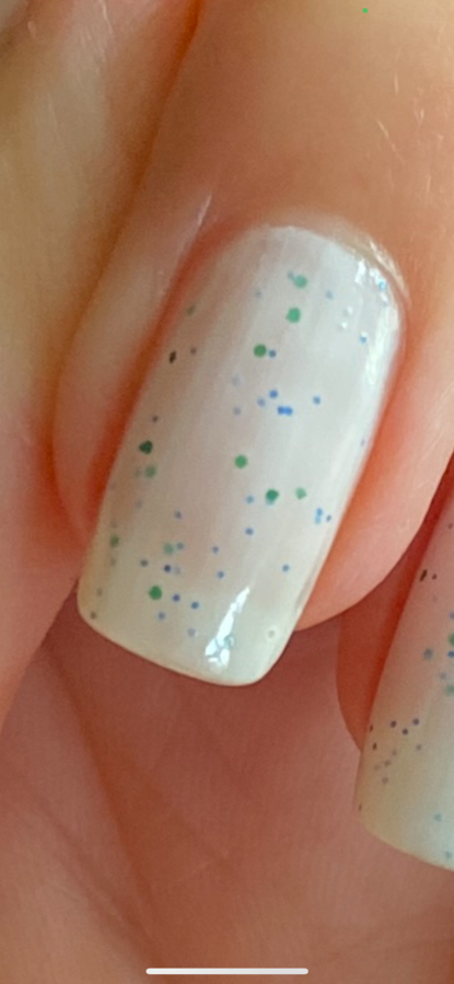 Лак для ногтей Nabyo в оттенке 1096 «Курьер на автопилоте» свотчи