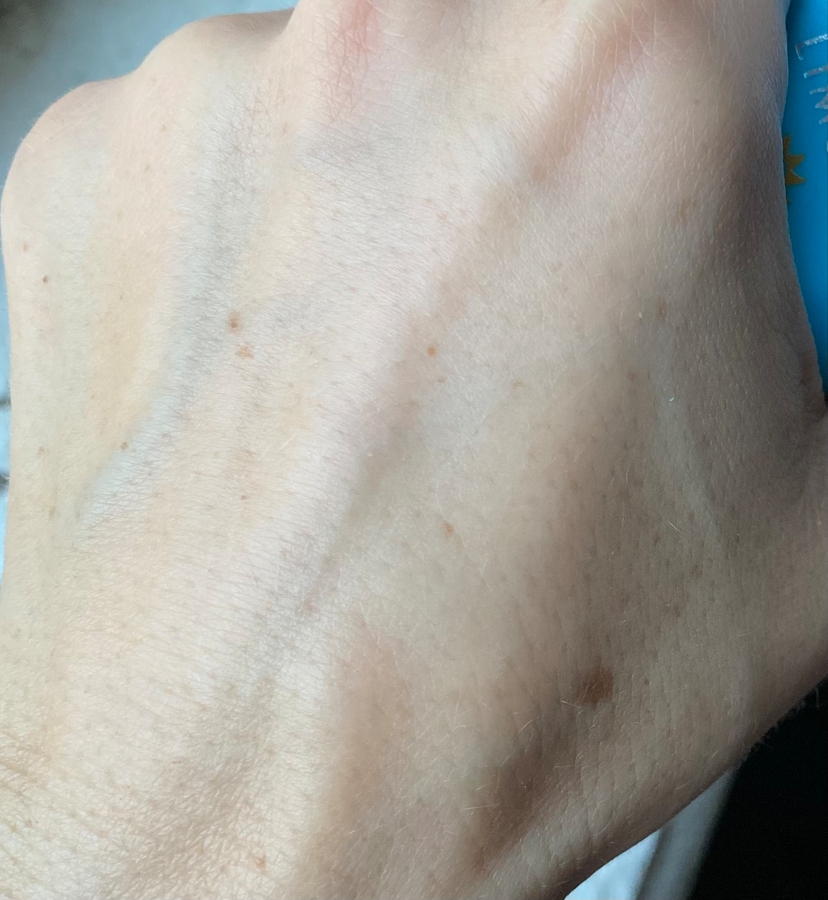 Limoni Солнцезащитный стик Aqua Sun Stick SPF 50+ PA++++ свотчи. И здесь я провела стиком 5 раз!