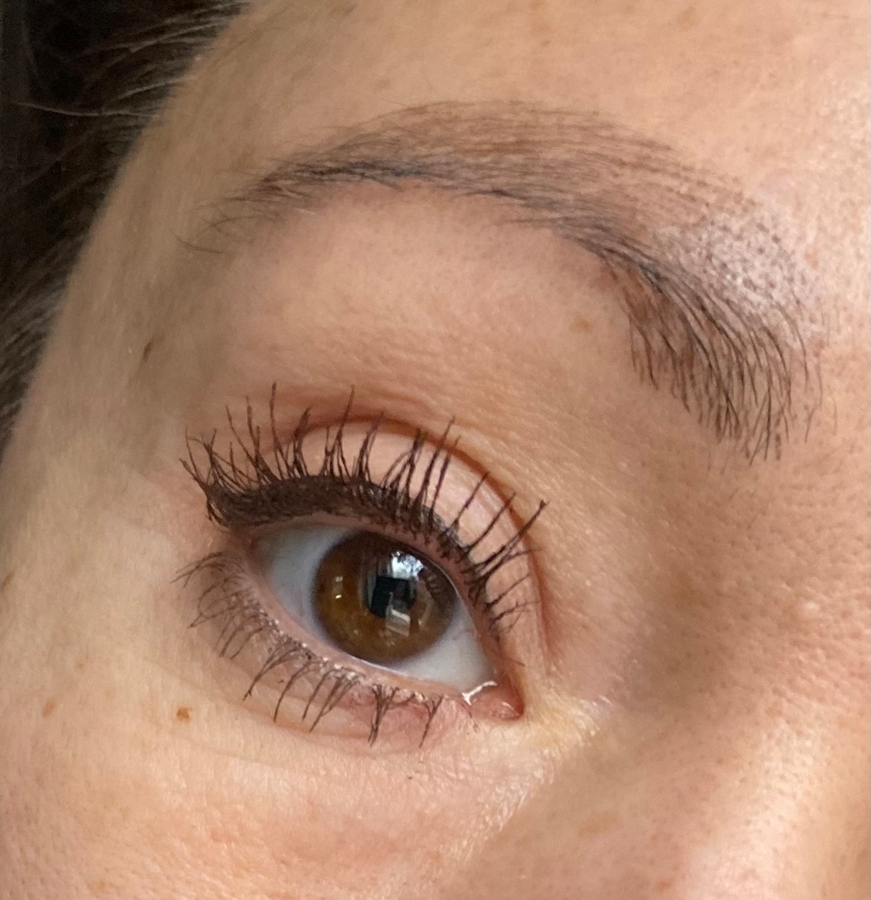 Стрелка и брови нарисованы Divage Подводка для глаз AI Liner в оттенке 02