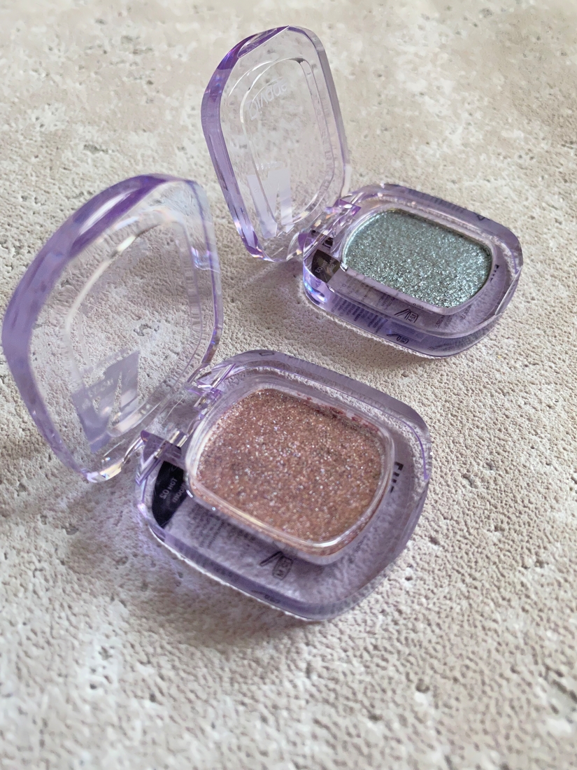 Divage Сияющие Тени для век AI Shadow в оттенках 02 Bloom - Розовое сияние и 03 Steel - Серебряное сияние.