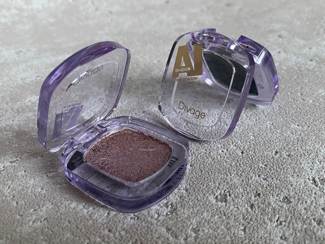 Divage Сияющие Тени для век AI Shadow в оттенках 02 Bloom - Розовое сияние и 03 Steel - Серебряное сияние.