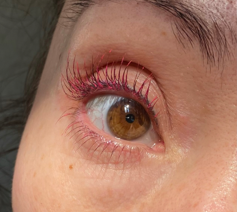 Тушь для ресниц Chromophora Ultra Color Mascara от Influence Beauty в розовом оттенке 04 свотчи в один слой