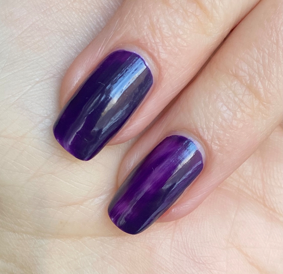 Оба пальца накрашены в один слой: безымянный - тонким слоем, средним - щедрым