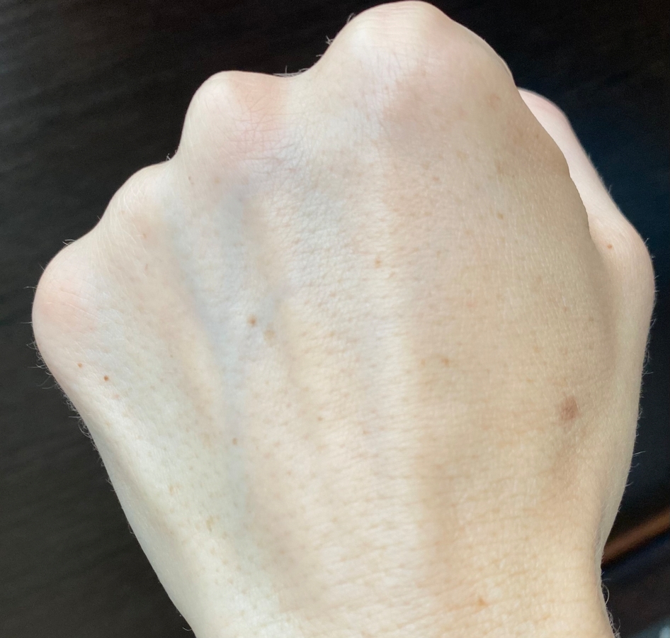 Угадайте куда нанесена пудра))) Подсказка - на правую сторону от большого пальца до сухожилия среднего пальца