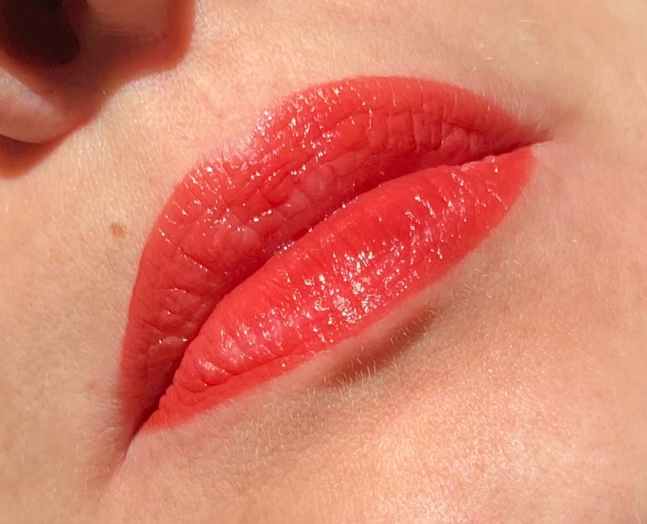 essence Глянцевый Тинт для губ Hydra Kiss Lip Tint оттенок 04 свотчи