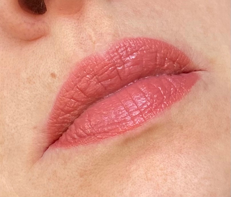 essence Глянцевый Тинт для губ Hydra Kiss Lip Tint оттенок 01 свотчи