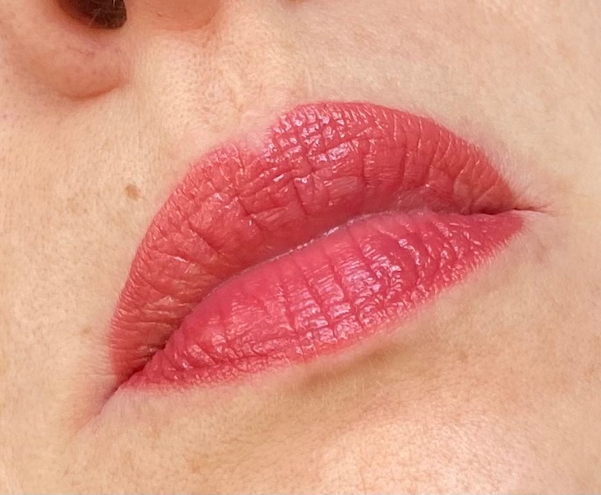 essence Глянцевый Тинт для губ Hydra Kiss Lip Tint оттенок 03 свотчи