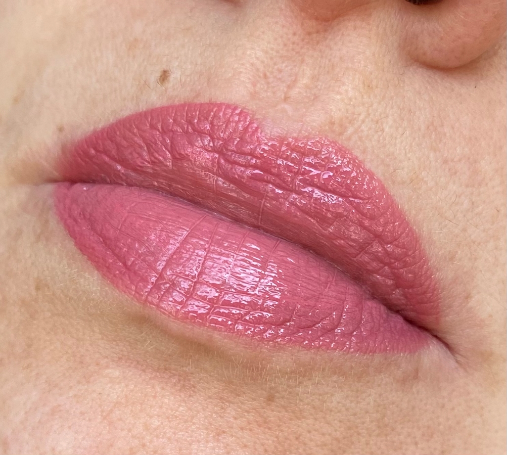 essence Глянцевый Тинт для губ Hydra Kiss Lip Tint оттенок 02 свотчи