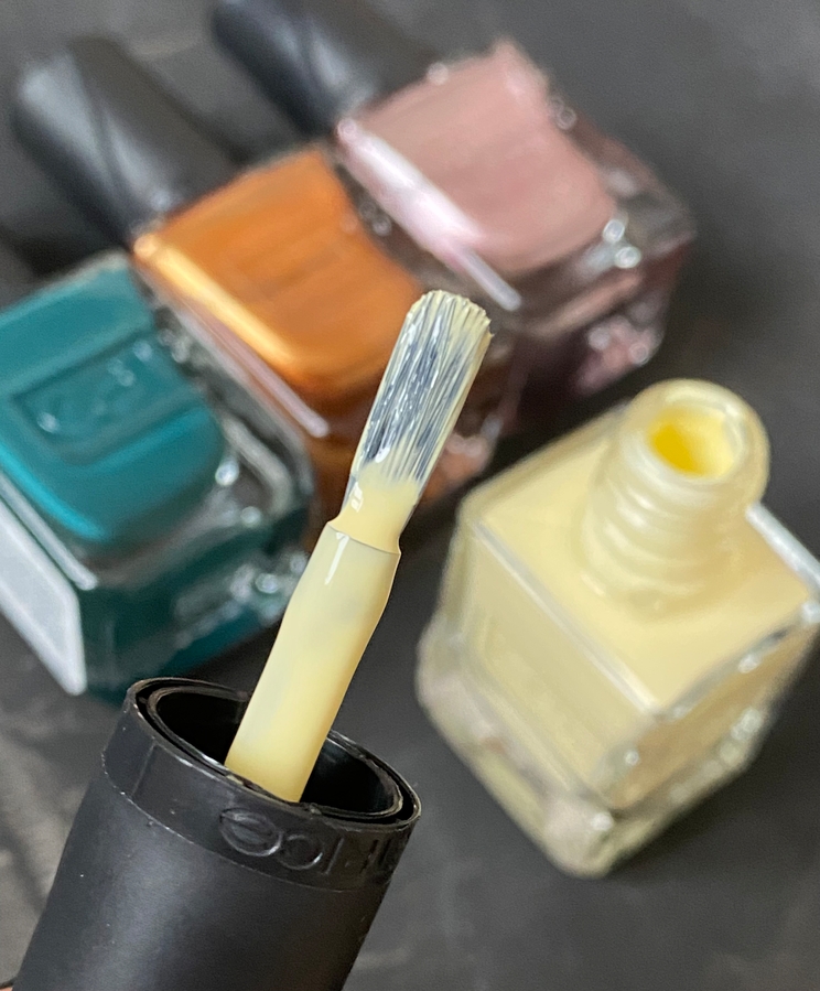 Лаки для ногтей Catrice КИСТЬ