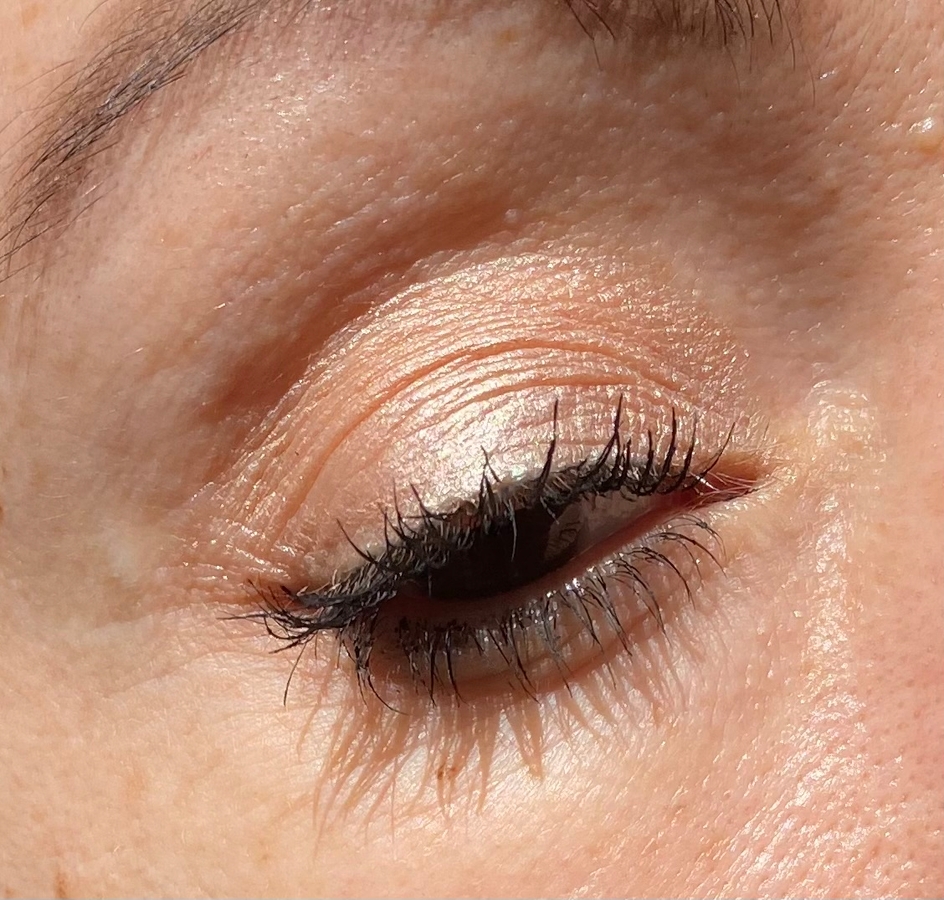 Deborah Milano Тени-карандаш для глаз 24 Ore Color Power Eyeshadow в оттенке №01 «Шампань» свотчи