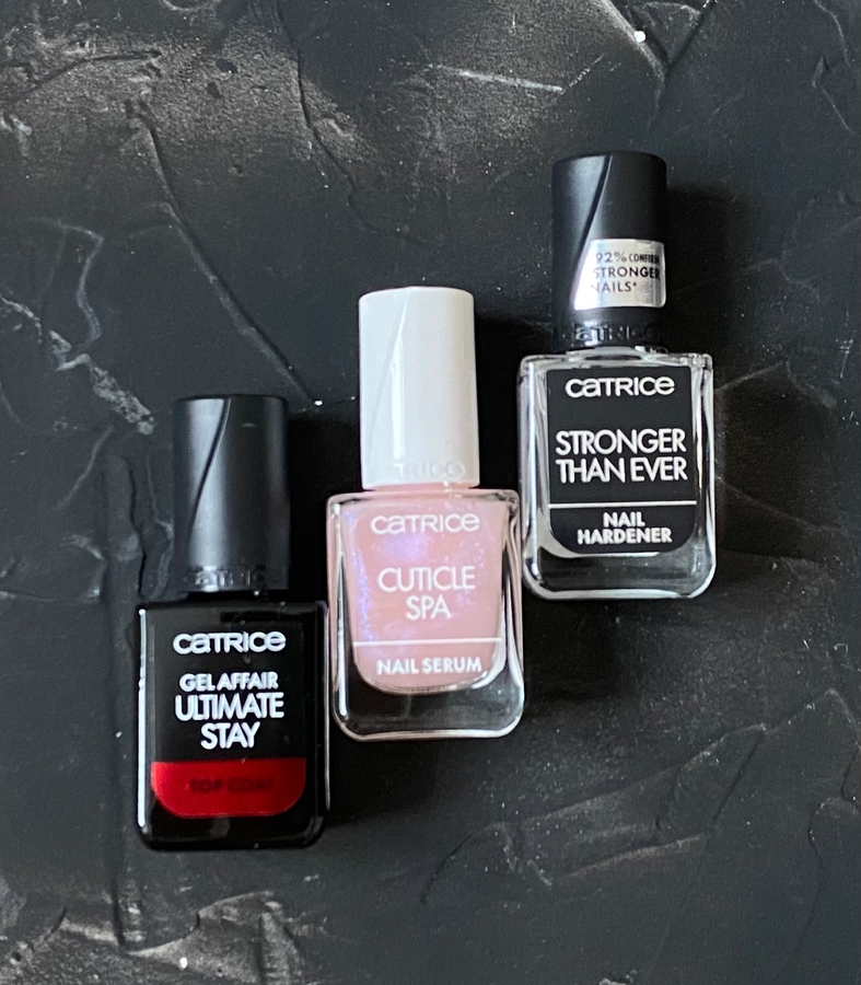 Catrice: укрепляющая база Stronger Than Ever Nail Hardener, топовое покрытие Gel Affair Ultimate Stay Top Coat и сыворотка для кутикулы Cuticle Spa Nail Serum.