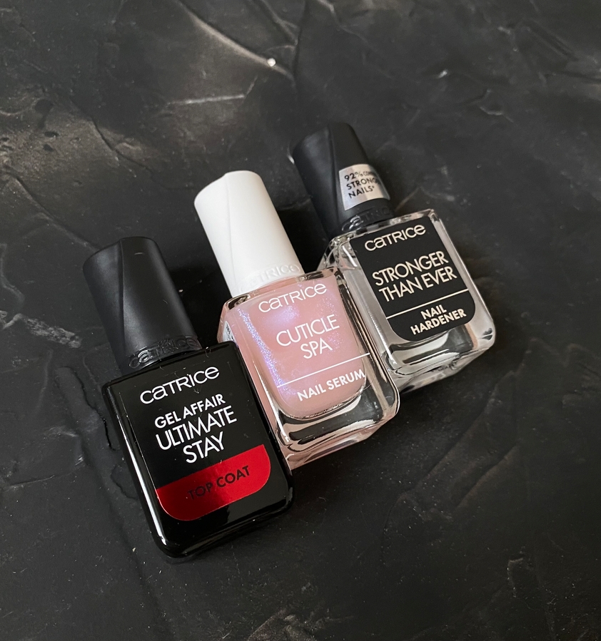 Catrice: укрепляющая база Stronger Than Ever Nail Hardener, топовое покрытие Gel Affair Ultimate Stay Top Coat и сыворотка для кутикулы Cuticle Spa Nail Serum.