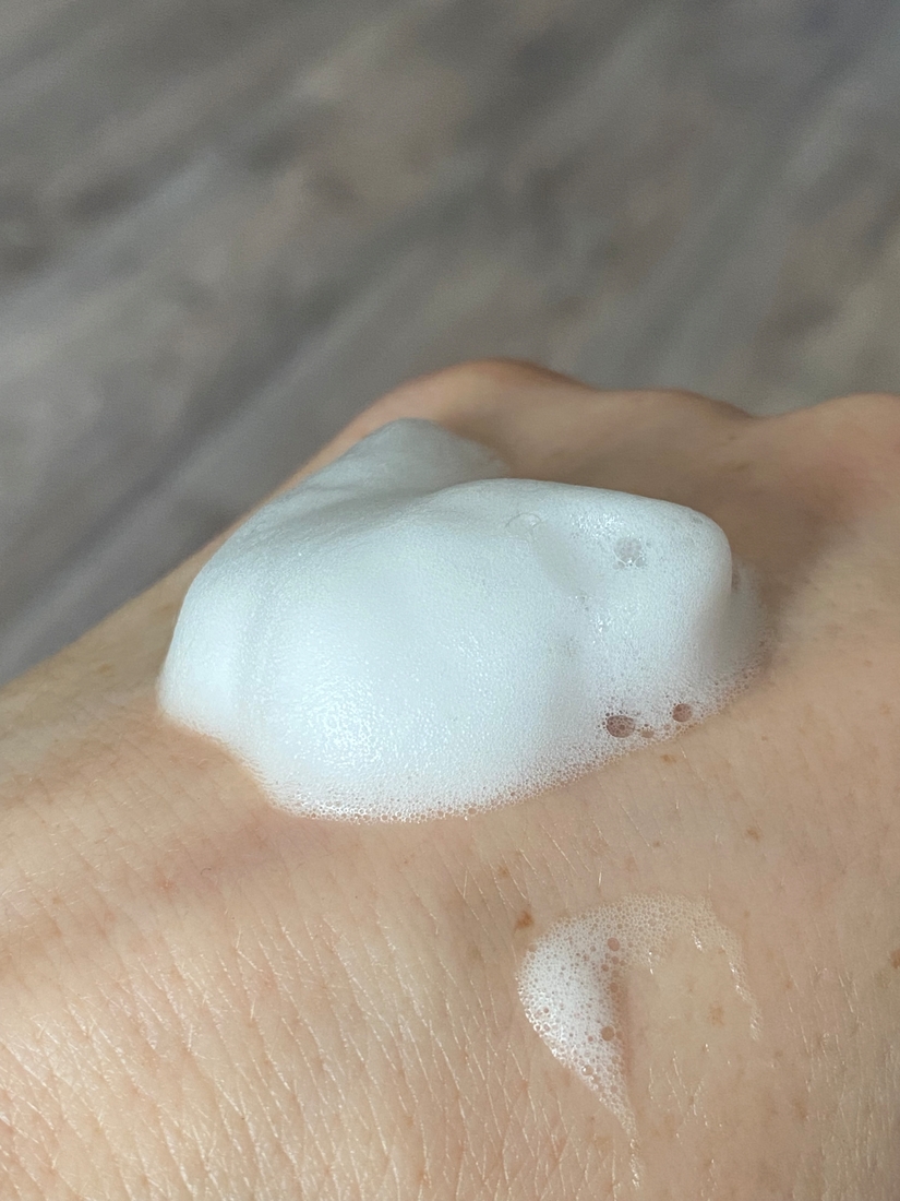 Vivienne Sabo Мягкий мусс для умывания Basic Luxury Hyaluronic свотчи