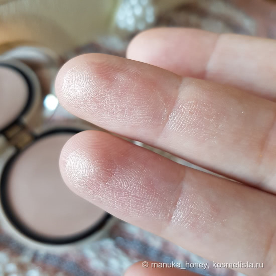 Часть весенней коллекции Pupa Pink Muse: хайлайтер Pink Muse Cream Highlighter 001, тени Vamp 4-Eyeshadow Palette 005 и помада Miss Pupa 108