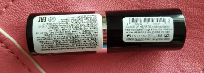 Губная помада Essenсe Metal Shock Lipstick в оттенке 03 Ace of Hearts