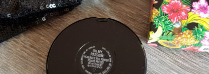 Часть коллекции MAC Fruity Juicy: помада Amplified Crème Lipstick в оттенке Love At First Bite и компактная пудра для лица Pearlmatte Face Powder в оттенке Oh My Passion