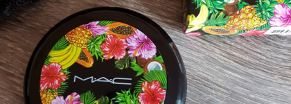 Часть коллекции MAC Fruity Juicy: помада Amplified Crème Lipstick в оттенке Love At First Bite и компактная пудра для лица Pearlmatte Face Powder в оттенке Oh My Passion