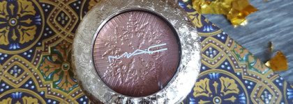 Часть зимней коллекции MAC Snow Ball: тени Extra Dimension Eye Shadow в оттенке Delicate Drift и помада Amplified Crème Lipstick в оттенке Elle Belle