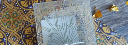 Часть зимней коллекции MAC Snow Ball: тени Extra Dimension Eye Shadow в оттенке Delicate Drift и помада Amplified Crème Lipstick в оттенке Elle Belle