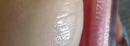 Часть весенней коллекции Dior Lolli’Glow: блеск для губ Dior Addict Lip Maximizer в оттенке 010 и хайлайтер Diorskin Nude Luminizer Lolli’Glow в оттенке 07